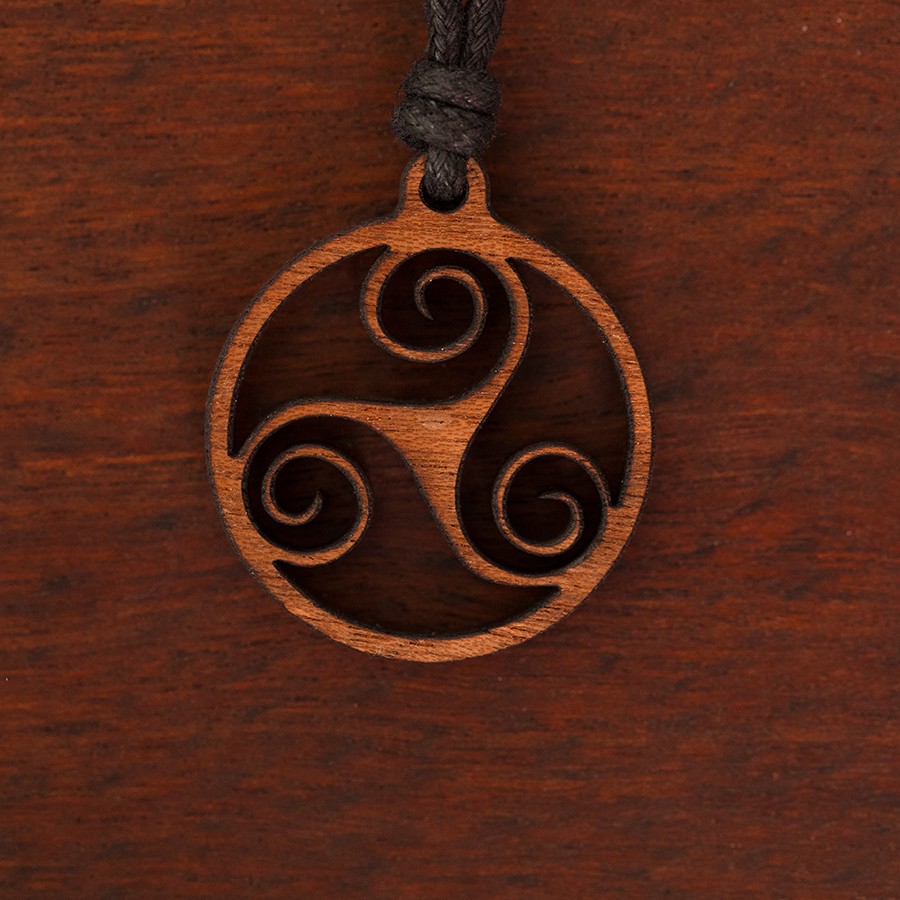 Triskele Kupfereiche Kette Holzschmuck aus Naturholz / Anhänger