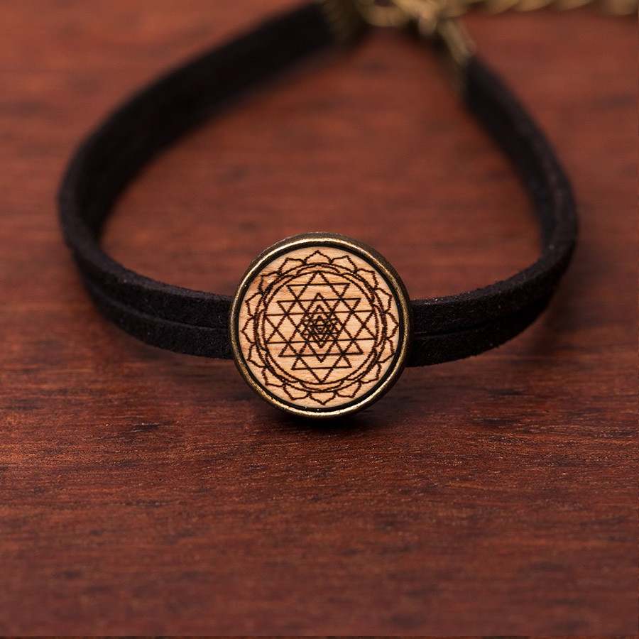 Sri Yantra Armkette Holzschmuck aus Naturholz / Anhänger
